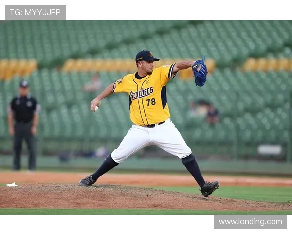 ESPN曝里夫斯造访卢卡家中保龄球馆上演激烈体育对决